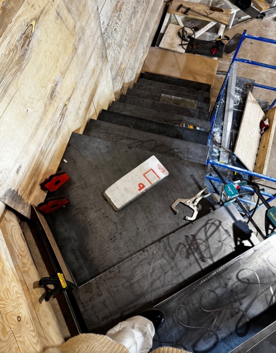 Interior staircase in corten steel, manufacturing